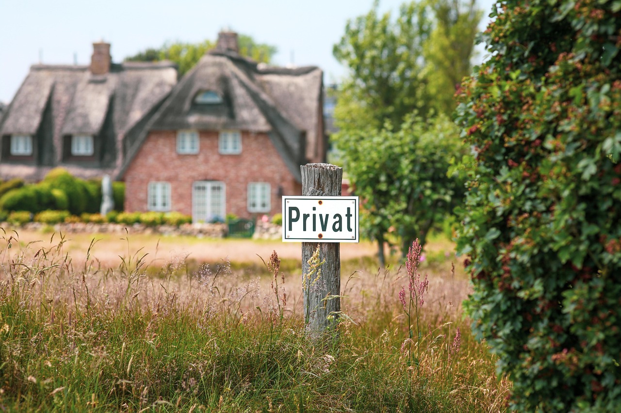 Sylt- Blick auf Haus mit Schild 'Privat'